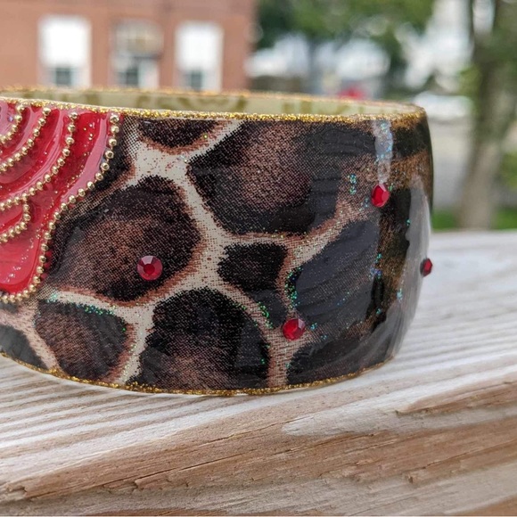 Vintage Cold Enamel Red Rose Damask Pattern Bangle with Gold Trim - Picture 6 of 16